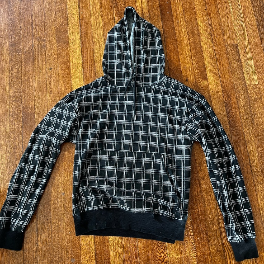 Black and white plaid hoodie 🖤
Super nice and comfortable 👻